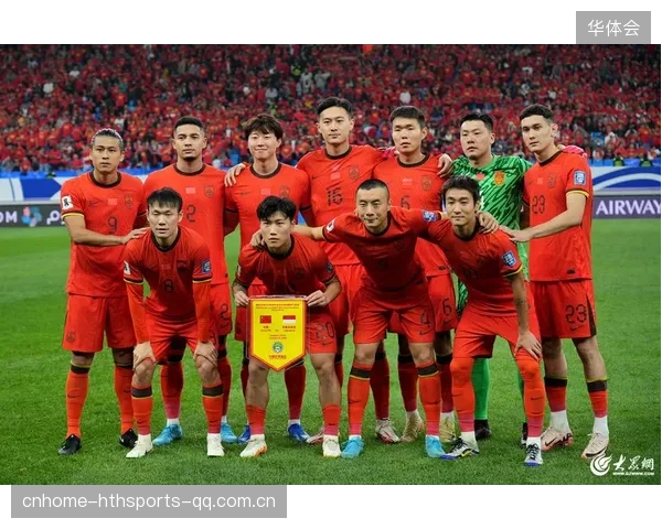 国足球员开心大合影：传承与激情的球场盛宴